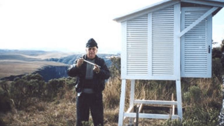 Instalação de estação meteorológica em São José dos Ausentes, ponto mais alto do Rio Grande do Sul, pelo próprio professor Eugenio. Créditos: MetSul Meteorologia